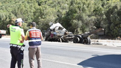  Antalya'nın Döşemealtı ilçesinde devrilen çim tohumu yüklü tırın sürücüsü hayatını
