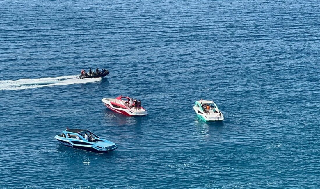 Antalya'nın Muratpaşa ilçesinde falezlerden denize düştüğü değerlendirilen kişinin bulunması için