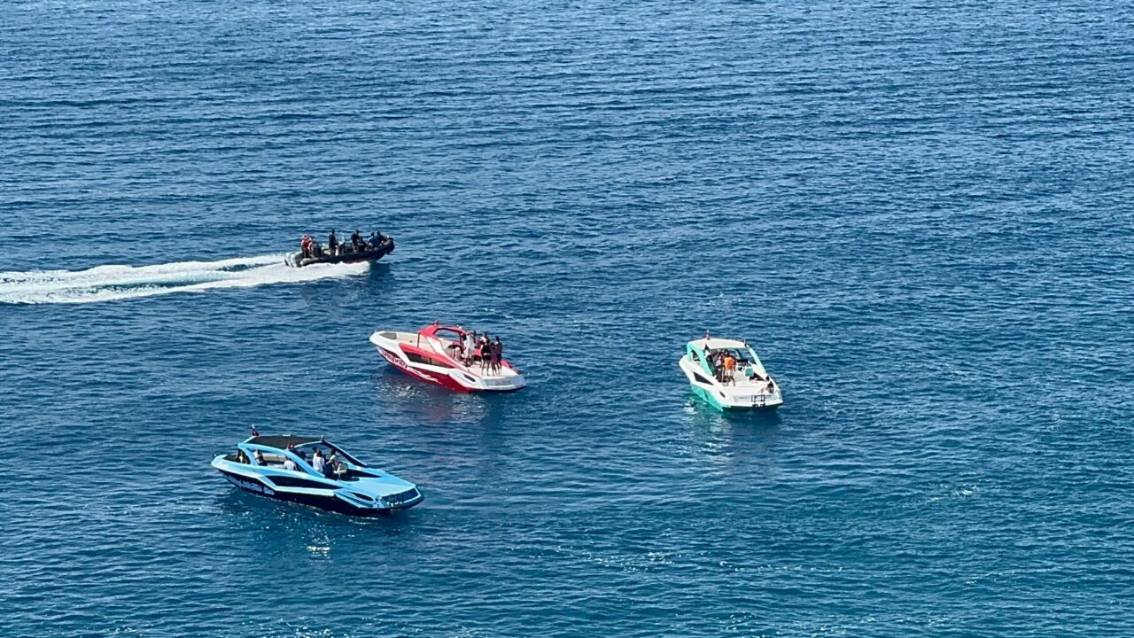 Antalya'nın Muratpaşa ilçesinde falezlerden denize düştüğü değerlendirilen kişinin bulunması için