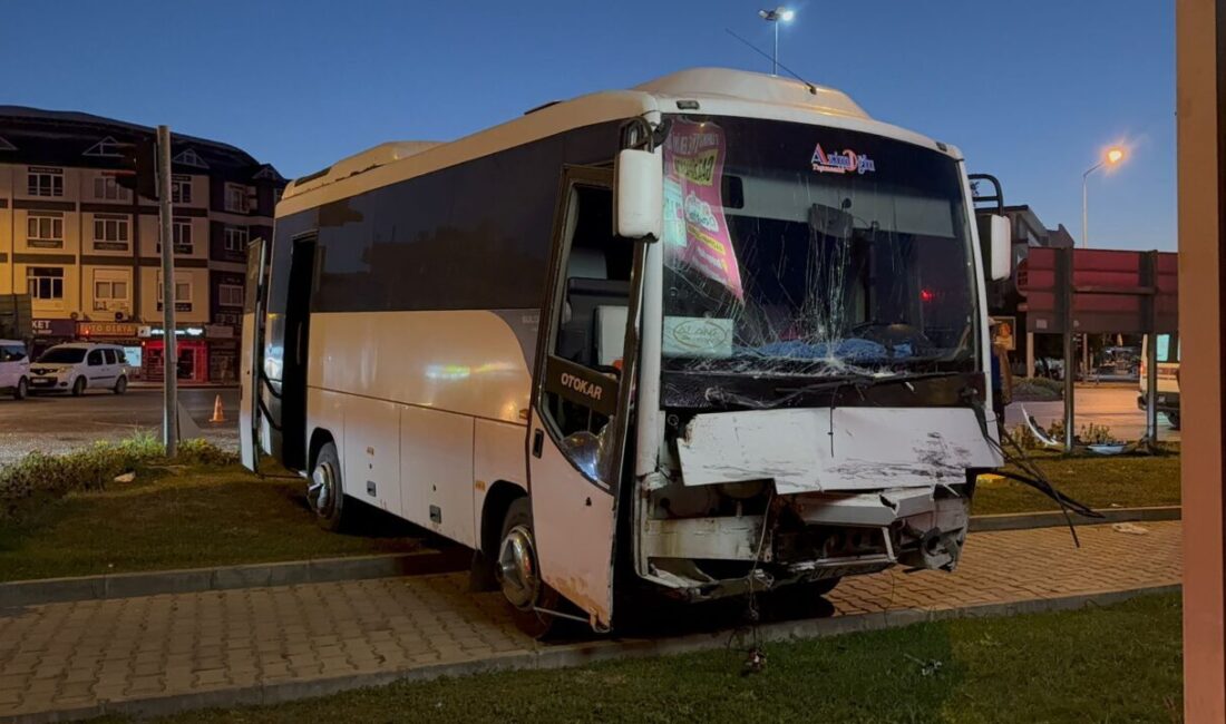 Antalya'nın Gazipaşa ilçesinde midibüs ile hafif ticari aracın çarpışması sonucu