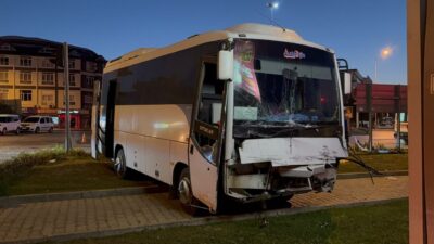 Antalya'nın Gazipaşa ilçesinde midibüs ile hafif ticari aracın çarpışması sonucu