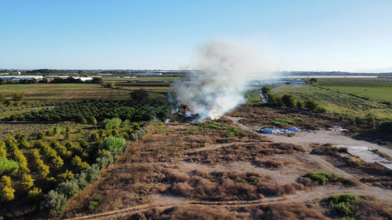 Antalya'nın Aksu ilçesinde otluk ve sazlık alanda çıkan yangınlar söndürüldü.