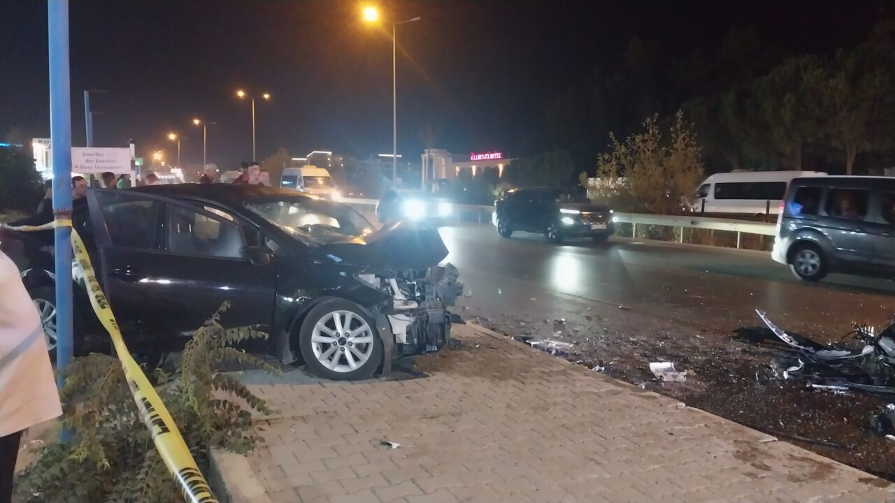 Antalya'nın Manavgat ilçesindeki trafik kazasında 2 kişi hayatını kaybetti, 2