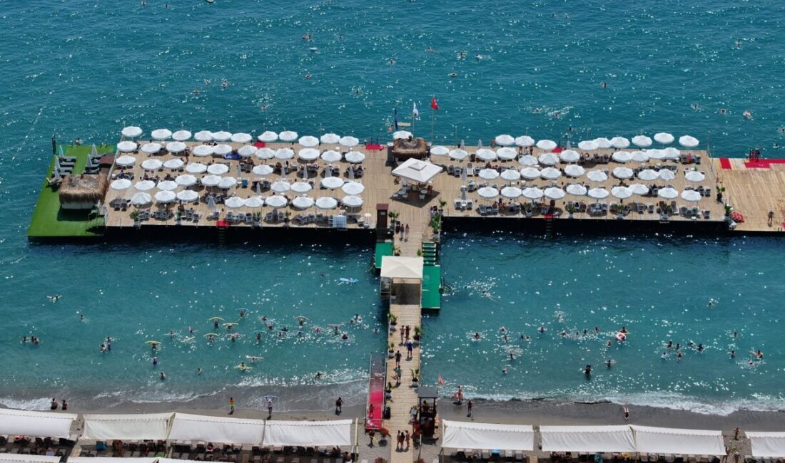 Antalya, yılın 8 ayında, hava yoluyla gelen 11 milyon 702