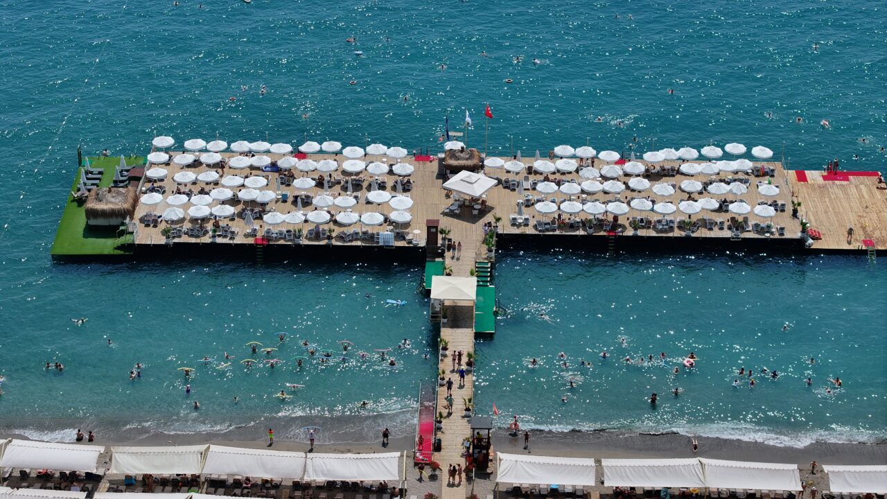 Antalya, yılın 8 ayında, hava yoluyla gelen 11 milyon 702