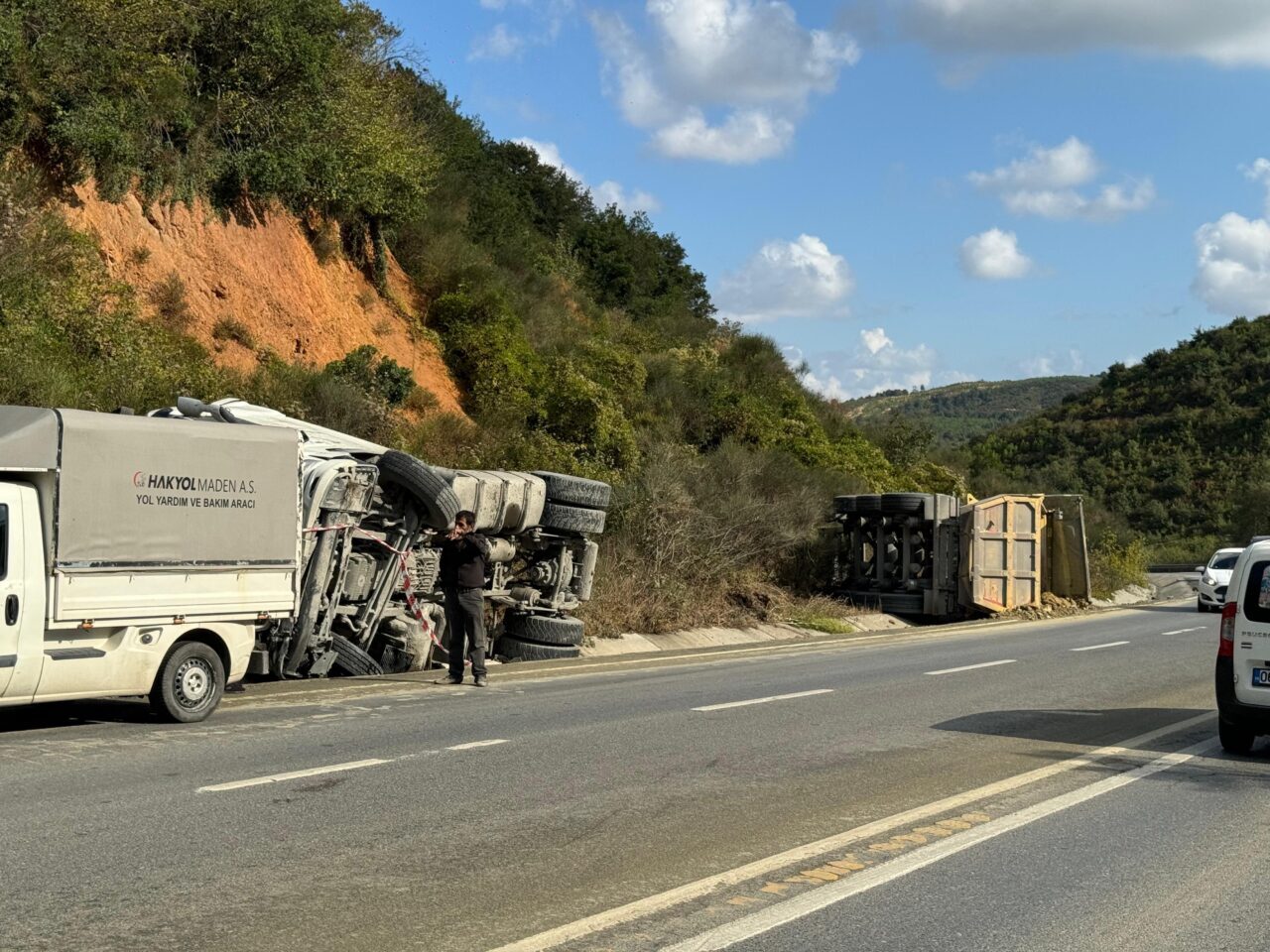 İstanbul Arnavutköy'de seyir halindeyken kontrolden çıkarak devrilen hafriyat kamyonunun sürücüsü