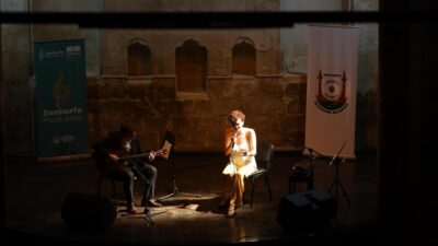 Şanlıurfa'da konser veren Avusturyalı müzisyen Phoebe Violet, Fransızca ve İspanyolca