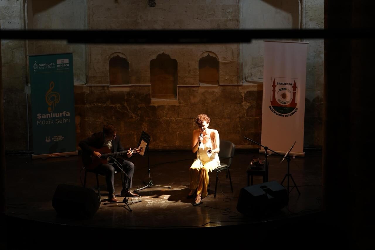 Şanlıurfa'da konser veren Avusturyalı müzisyen Phoebe Violet, Fransızca ve İspanyolca