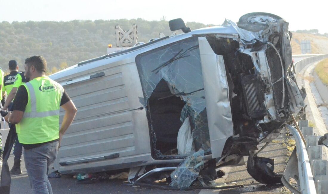 Aydın'ın Kuyucak ilçesinde kontrolden çıkan minibüsün bariyere çarpması sonucu aynı