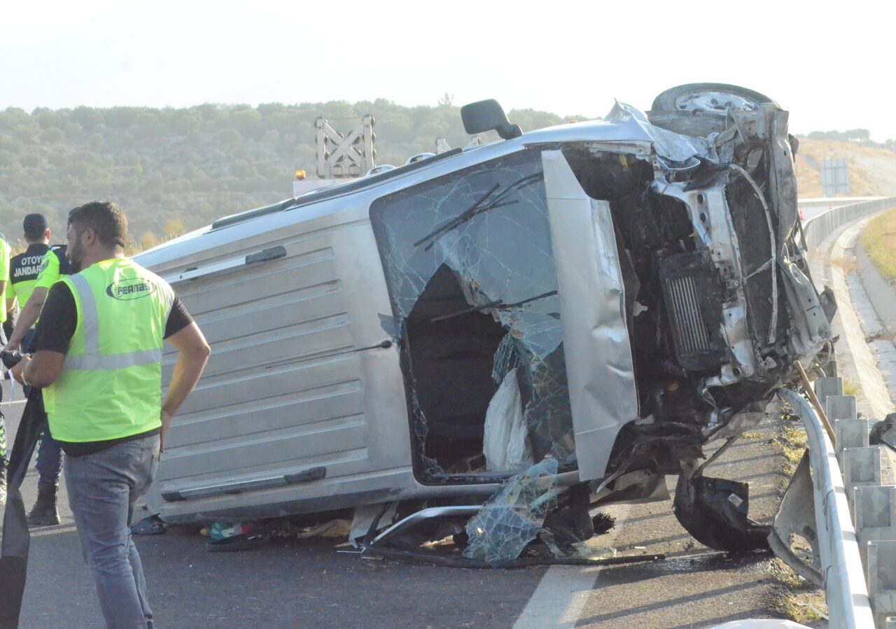 Aydın'ın Kuyucak ilçesinde kontrolden çıkan minibüsün bariyere çarpması sonucu aynı
