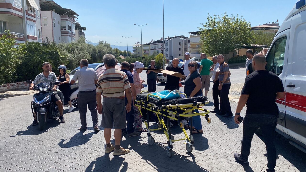 Aydın'ın Nazilli ilçesinde trafik kazasında yaralanan kadın, ambulans gelene kadar