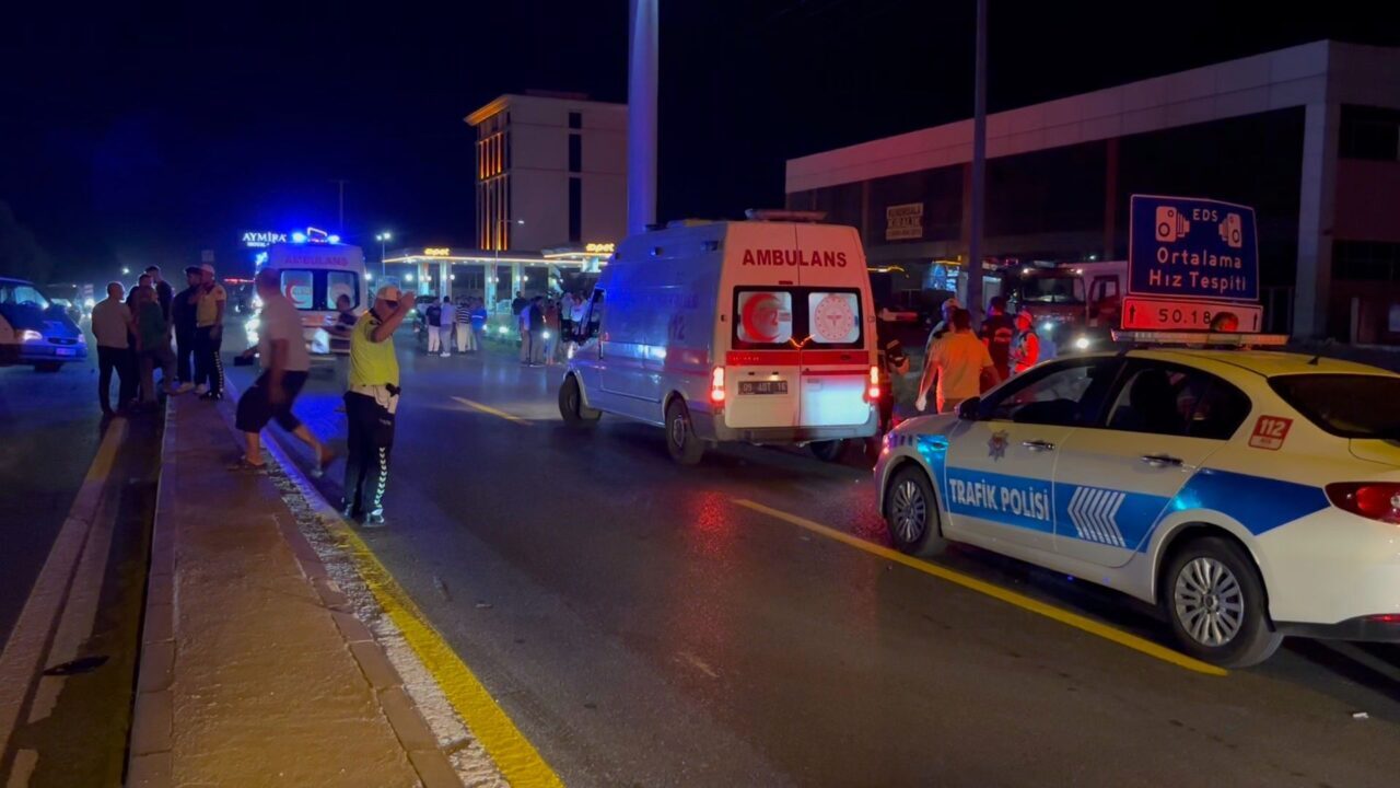 Aydın'ın Efeler ilçesinde 3 aracın karıştığı zincirleme trafik kazasında bir
