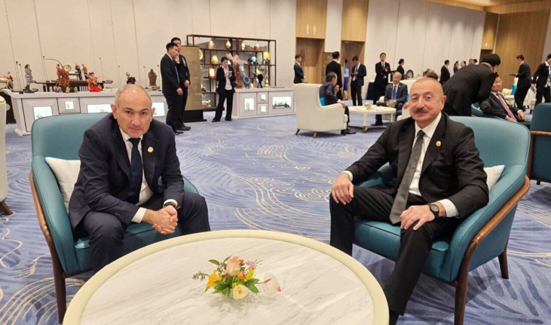 Azerbaycan Cumhurbaşkanı İlham Aliyev ile Ermenistan Başbakanı Nikol Paşinyan, Çin'de