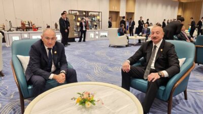 Azerbaycan Cumhurbaşkanı İlham Aliyev ile Ermenistan Başbakanı Nikol Paşinyan, Çin'de