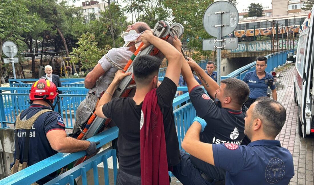İstanbul Bakırköy'de bir kafenin çatısından su kanalına düşerek yaralanan kişi,