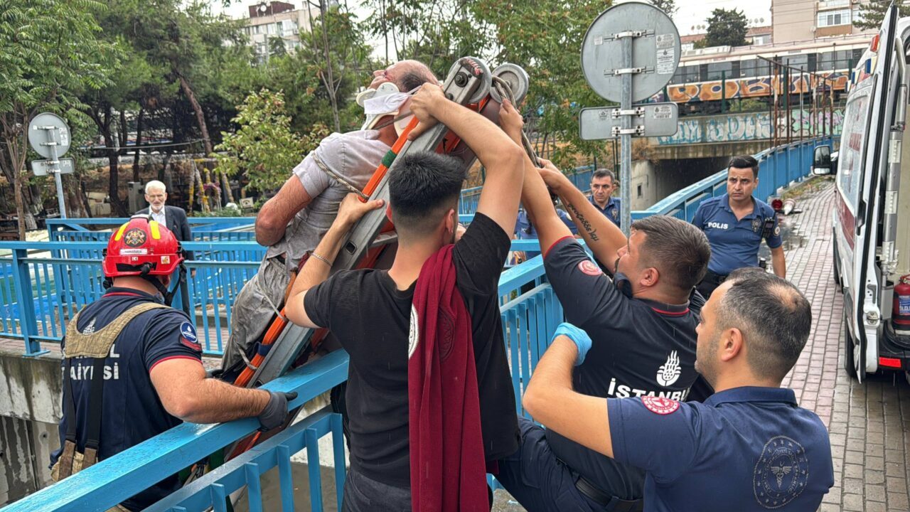 İstanbul Bakırköy'de bir kafenin çatısından su kanalına düşerek yaralanan kişi,