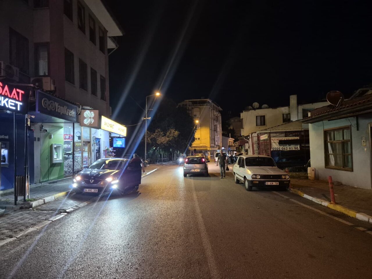 Balıkesir'in Sındırgı ilçesinde saat 20.08'de 4 büyüklüğünde deprem meydana geldi.