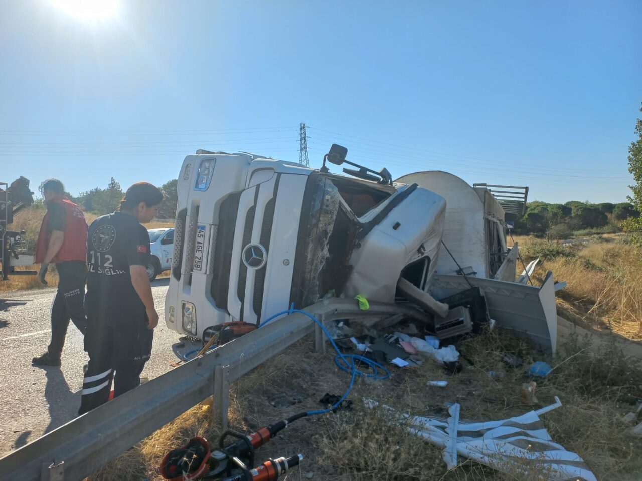  Balıkesir’in Karesi ilçesinde devrilen tırın sürücüsü yaşamını yitirdi.