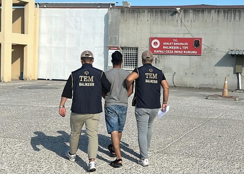 Balıkesir'de terör örgütü DEAŞ'a yönelik operasyonda gözaltına alınan şüpheli tutuklandı.