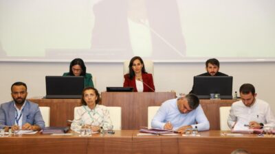 İstanbul'un Beykoz Belediye Meclisinde, belediye personelinin son ay maaşlarının parça