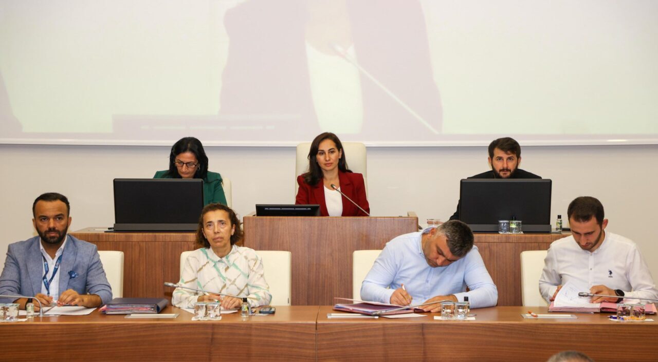 İstanbul'un Beykoz Belediye Meclisinde, belediye personelinin son ay maaşlarının parça