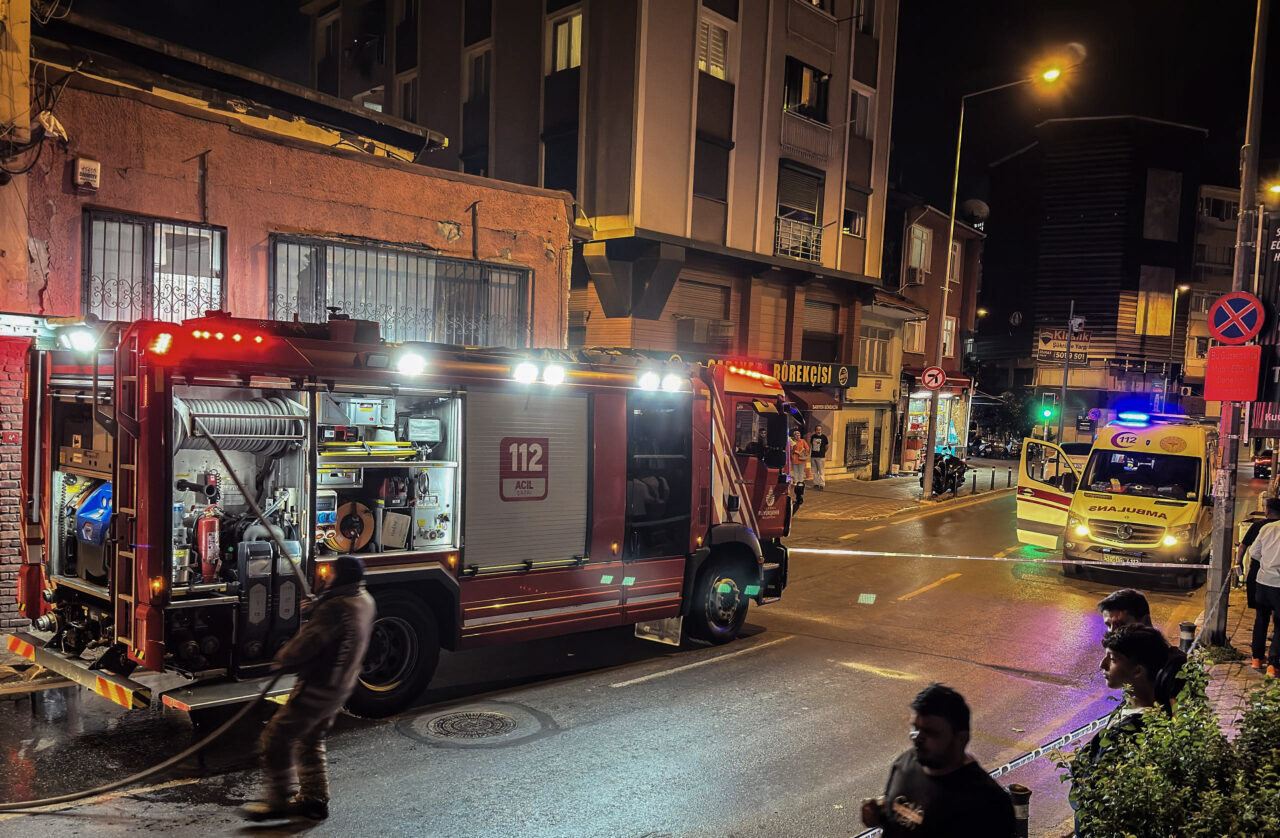 İstanbul Beyoğlu'nda 5 katlı binanın bodrum katında çıkan yangın itfaiye