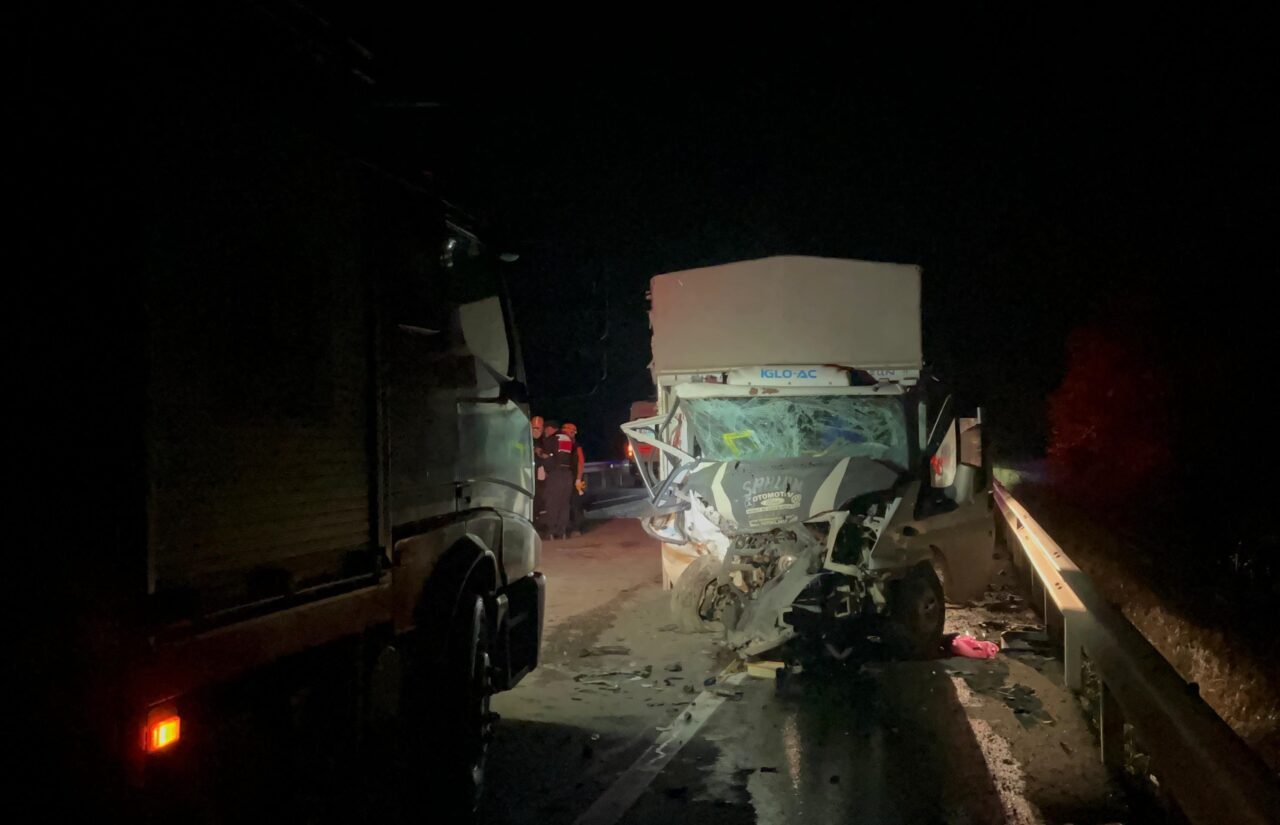 Bilecik'te hafif ticari araç ile kamyonetin çarpışması sonucu 1 kişi