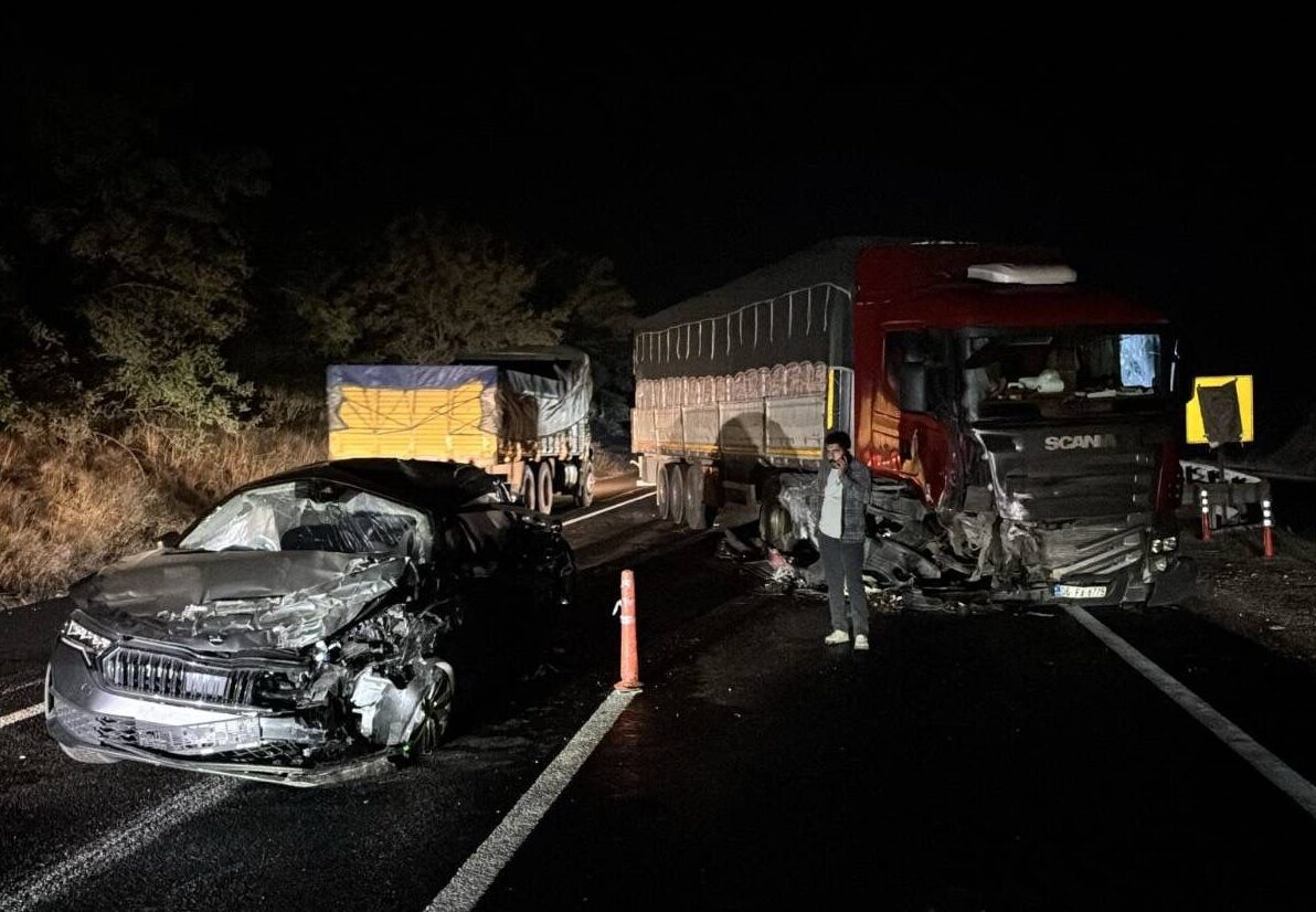 Bilecik'in Bozüyük ilçesinde 2 çekici ve 3 otomobilin karıştığı zincirleme