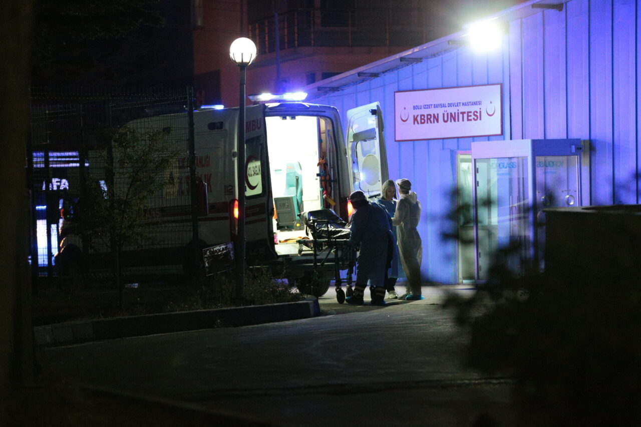 Bolu'da bir aracın yakıt deposundaki şüpheli maddeyi inceledikleri esnada kokudan