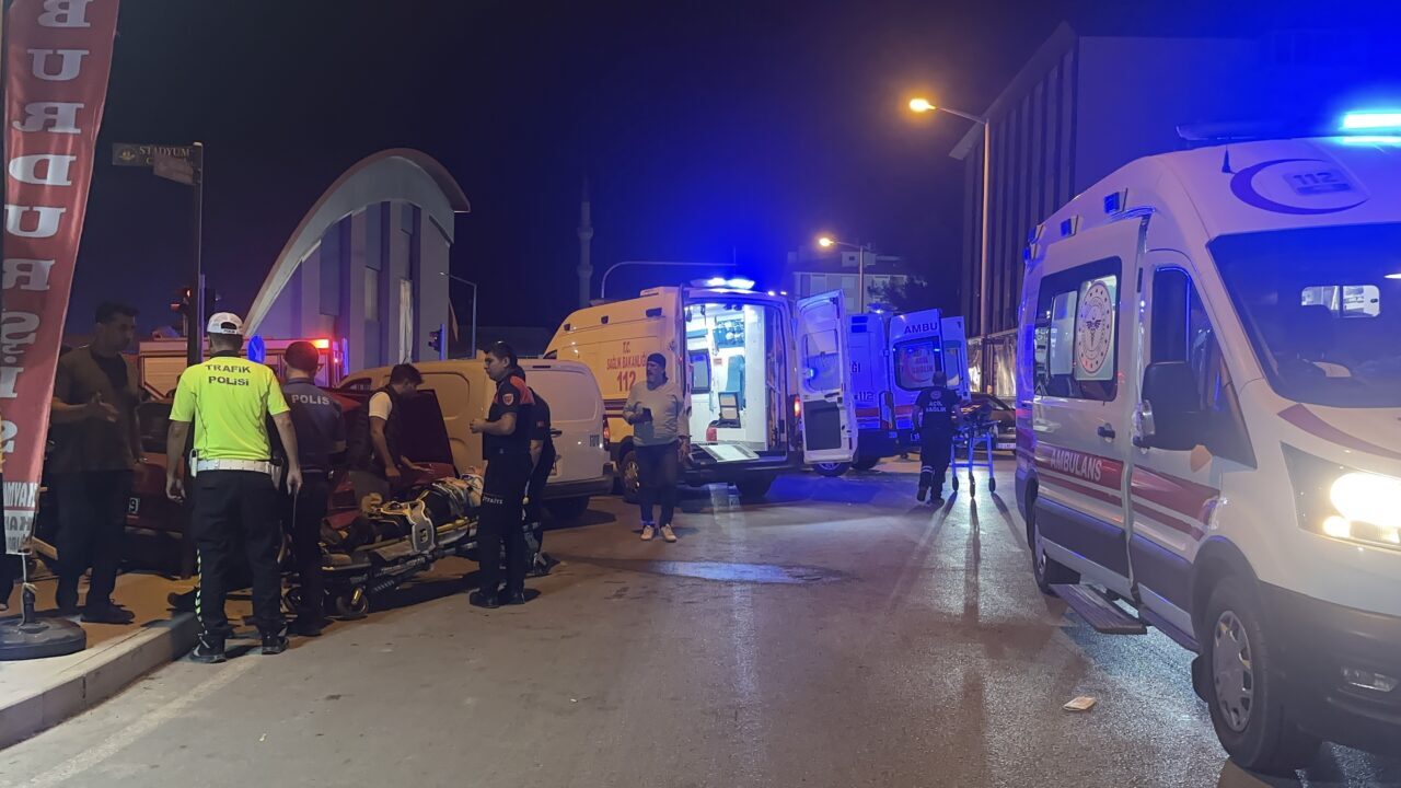  Burdur'da 2 otomobil ve hafif ticari aracın karıştığı kazada 1