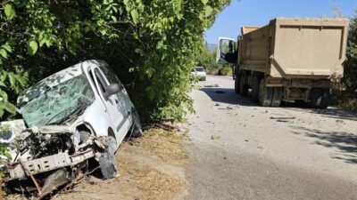 Burdur'un Gölhisar ilçesinde hafif ticari araç ile kamyonun çarpışması sonucu