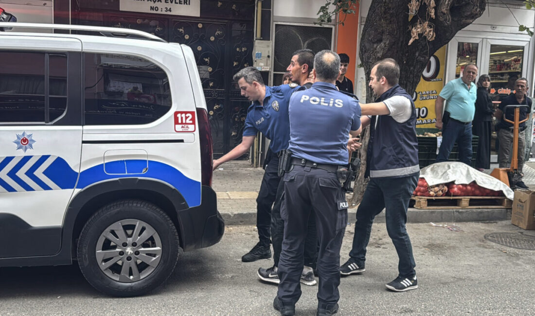 Bursa'nın Osmangazi ilçesinde aile içi şiddet ihbarına giden iki polis,