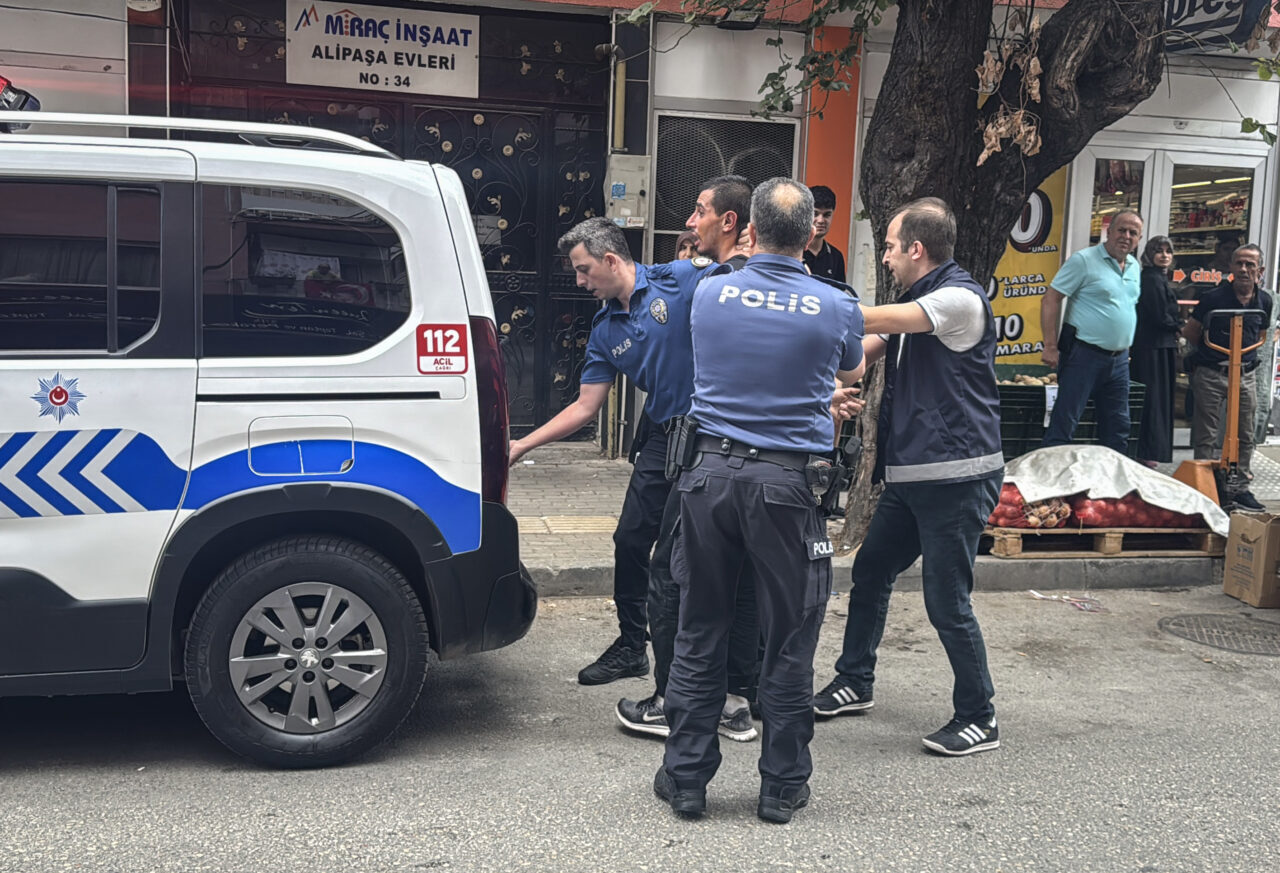 Bursa'nın Osmangazi ilçesinde aile içi şiddet ihbarına giden iki polis,