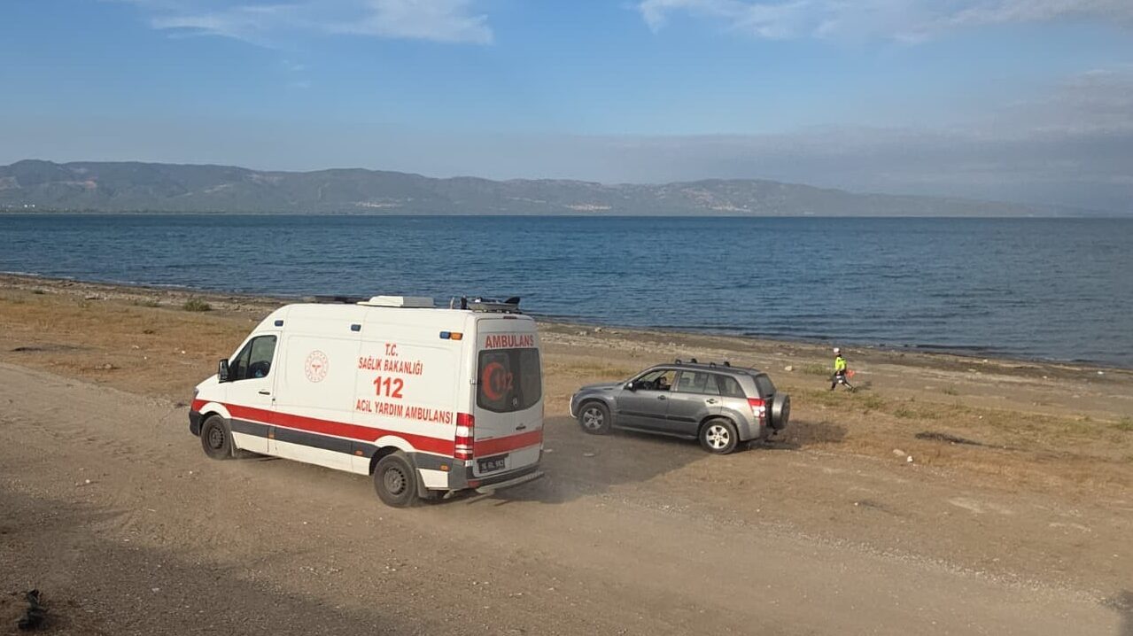  Bursa'nın Orhangazi ilçesinde akaryakıt dökülen yolda kayan otomobil İznik Gölü'ne