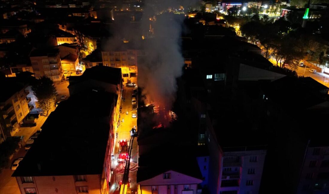 Bursa'nın İnegöl ilçesinde 5 katlı binanın çatısında çıkan yangın itfaiye