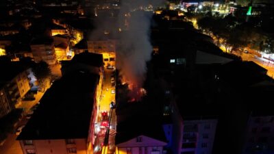 Bursa'nın İnegöl ilçesinde 5 katlı binanın çatısında çıkan yangın itfaiye