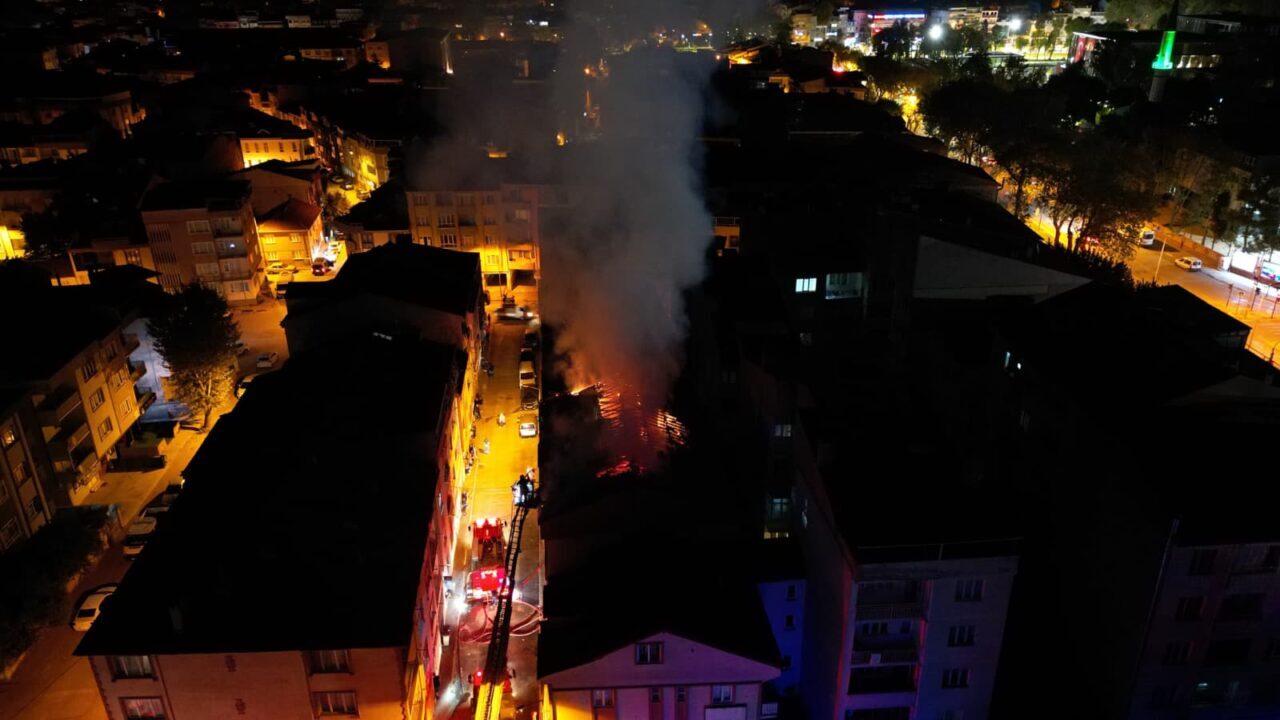 Bursa'nın İnegöl ilçesinde 5 katlı binanın çatısında çıkan yangın itfaiye