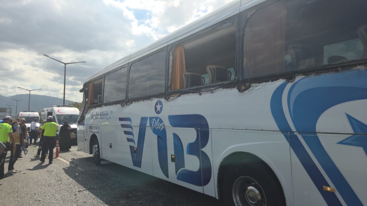 Bursa'nın Orhangazi ilçesinde karşı yönden gelen tırın dorsesindeki gemi çapasına