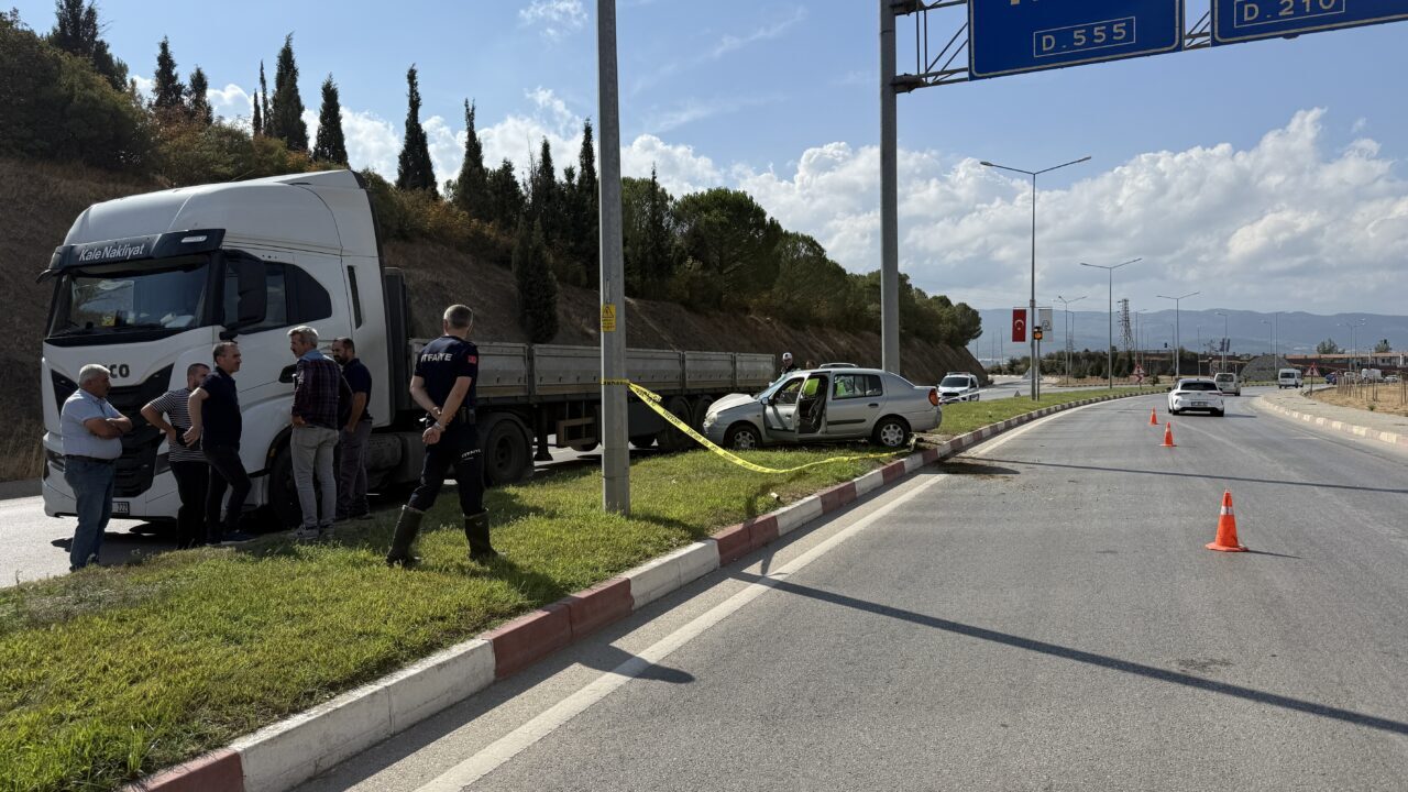  Çanakkale'nin Çan ilçesinde, tırla otomobilin çarpışması sonucu 1 kişi yaşamını