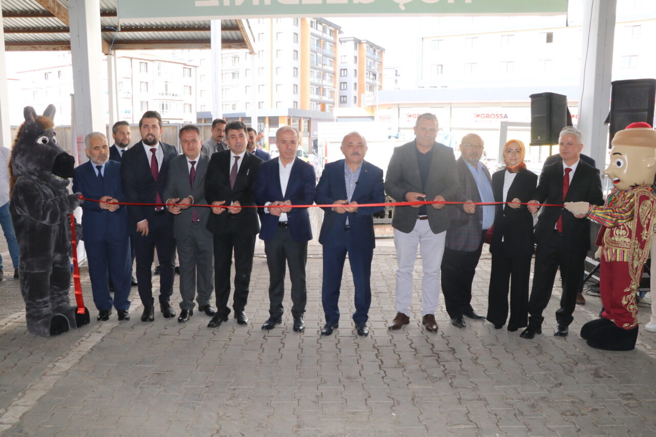 Çankırı Tarım ve Teknoloji Fuarı, düzenlenen törenle kapılarını ziyaretçilerine açtı.