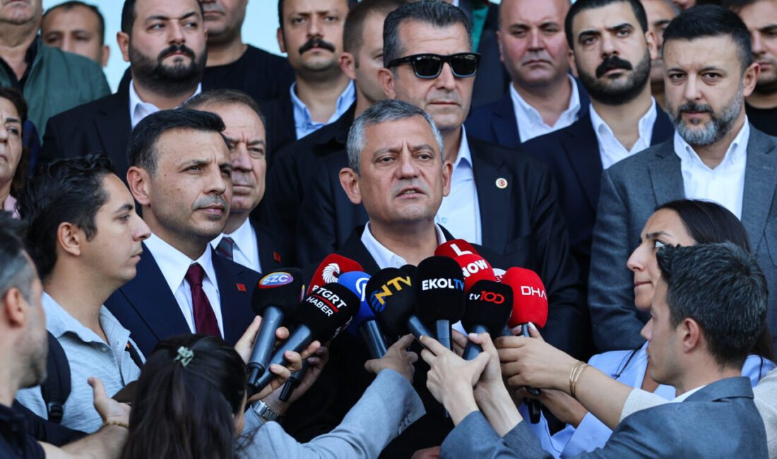 CHP Genel Başkanı Özgür Özel, İstanbul Adliyesi önünde polise mukavemet