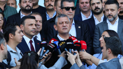 CHP Genel Başkanı Özgür Özel, İstanbul Adliyesi önünde polise mukavemet