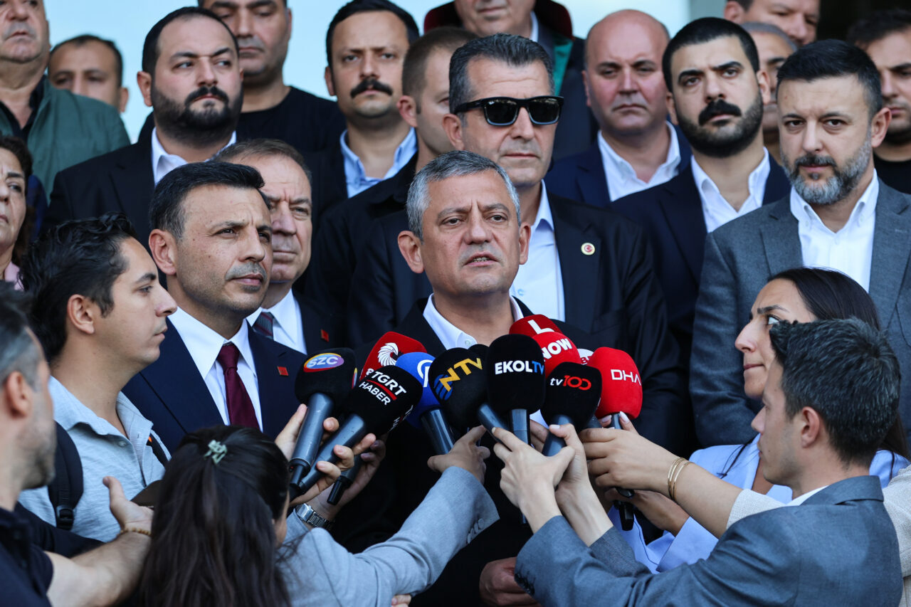 CHP Genel Başkanı Özgür Özel, İstanbul Adliyesi önünde polise mukavemet