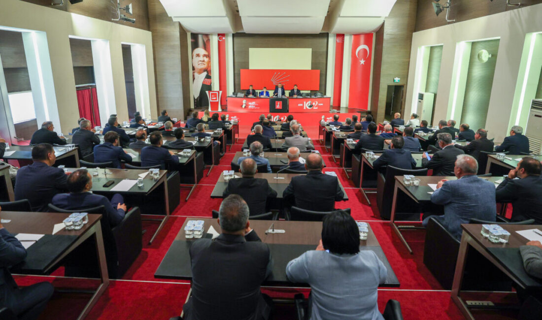 CHP Genel Başkanı Özgür Özel, partisinin il başkanları toplantısına başkanlık