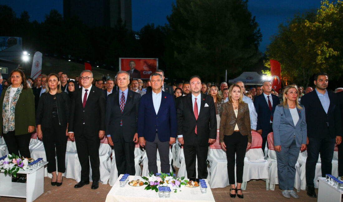 CHP Genel Başkanı Özgür Özel, Uşak Belediyesince yenilenen Ferdi Zeyrek