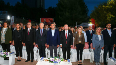 CHP Genel Başkanı Özgür Özel, Uşak Belediyesince yenilenen Ferdi Zeyrek