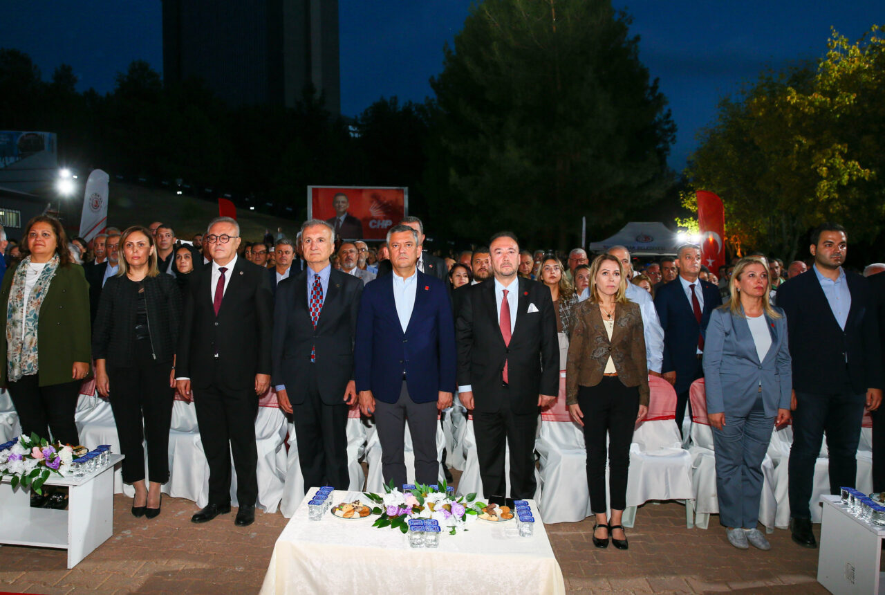 CHP Genel Başkanı Özgür Özel, Uşak Belediyesince yenilenen Ferdi Zeyrek