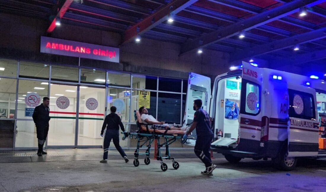 Çorum’da bıçaklı kavgada 3 kişi yaralandı.