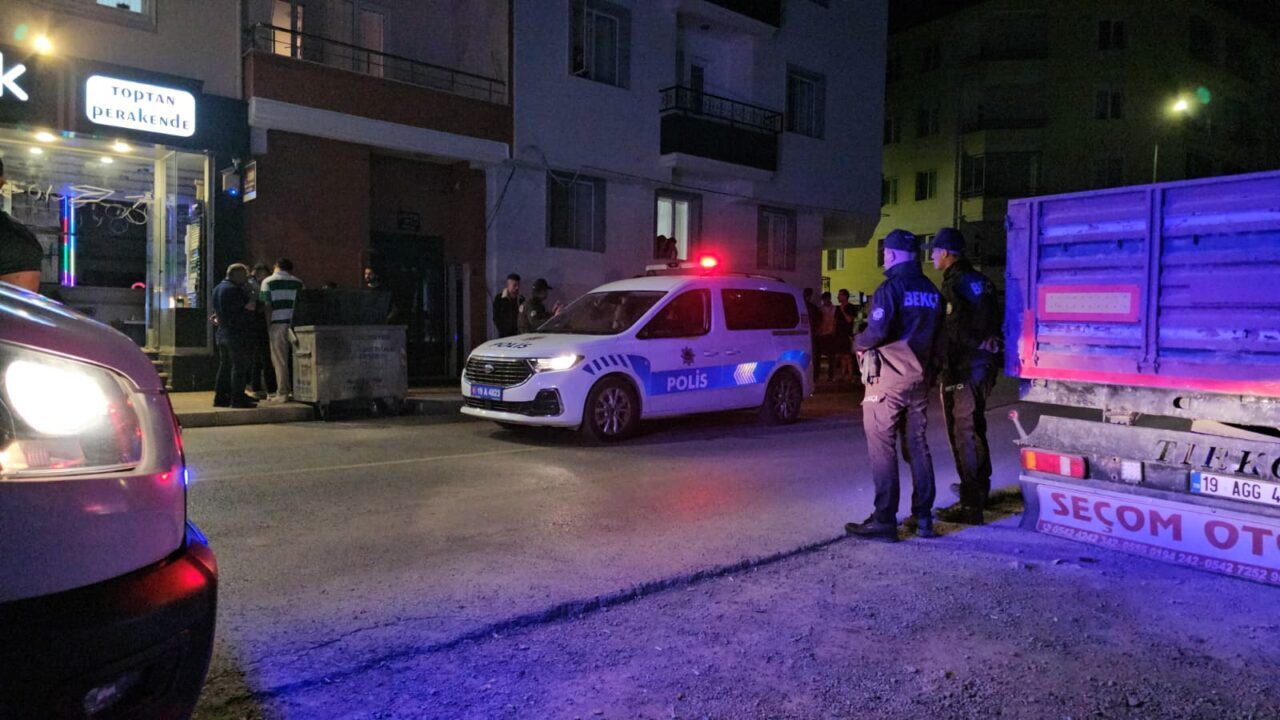  Çorum'da bir apartmana pompalı tüfekle ateş ettikten sonra kaçan iki