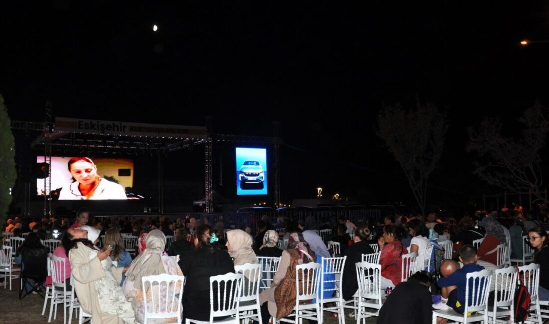 Türk otomotiv tarihine ışık tutan 'Devrim Arabaları' filminin açık hava